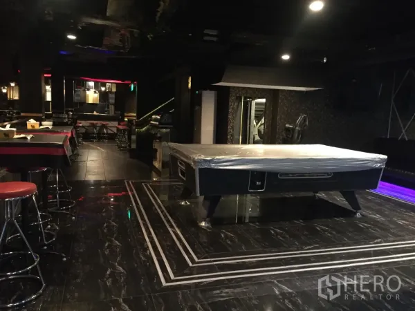 พื้นที่ขายปลีก ให้เช่าในWatthana, Bangkok - ห้องเอนเตอร์เทนเมนต์มีโต๊ะพูลคลุมผ้า ที่นั่งบาร์ และพื้นสีเข้มมันวาว