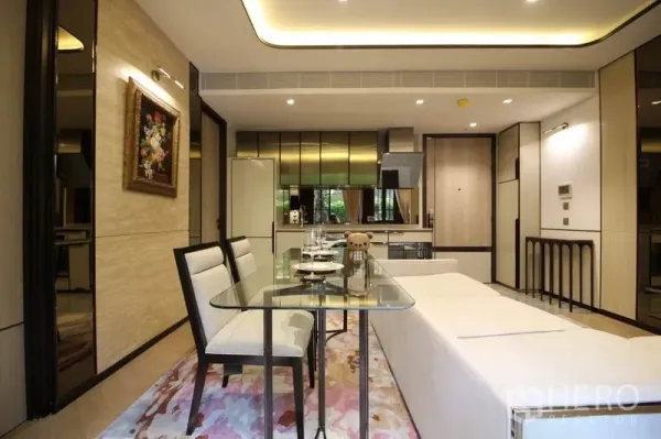 公寓 出租在Watthana, Bangkok - 从餐区望向时尚厨房，镜面橱柜、冰箱及室内洗衣机一应俱全。