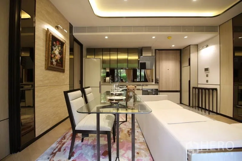 公寓 出租在Watthana, Bangkok - 从餐区望向时尚厨房，镜面橱柜、冰箱及室内洗衣机一应俱全。
