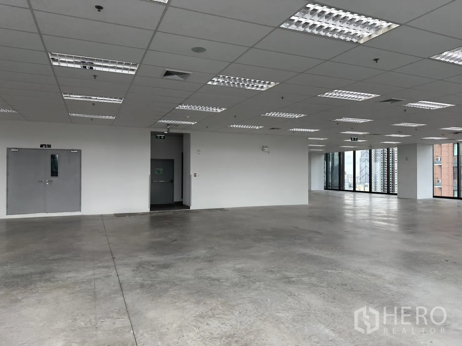 ออฟฟิศ for rent in Ratchathewi, Bangkok - ประตูหนีไฟและไฟฟลูออเรสเซนต์สว่างภายในสำนักงานว่าง