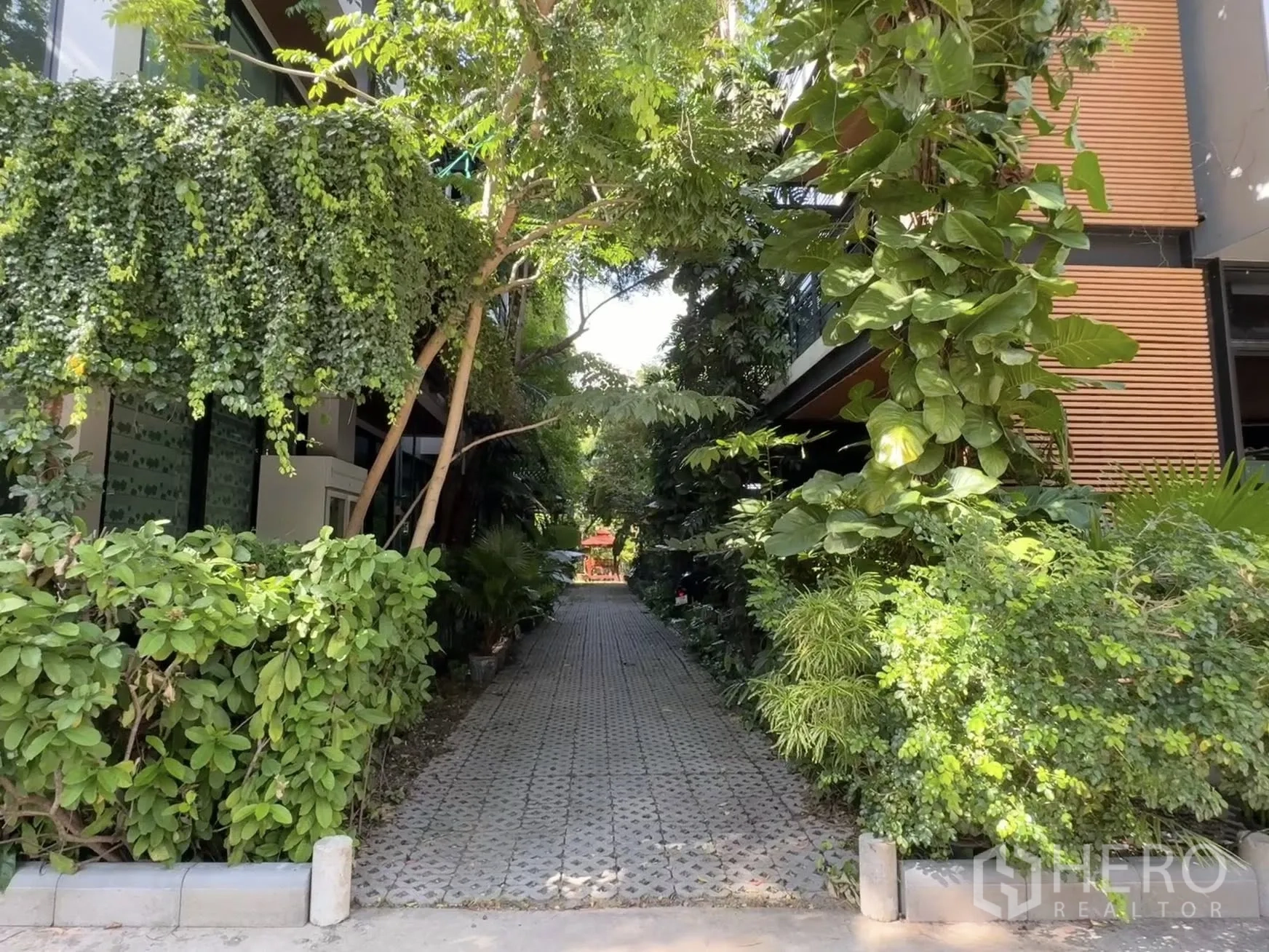 สำนักงาน ให้เช่าในKhlong Toei, Bangkok - ซุ้มทางเดินระหว่างอาคาร รายล้อมด้วยสวนทรอปิคัลเขียวชอุ่ม
