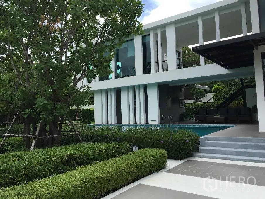 บ้าน ให้เช่าหรือขายในBang Na, Bangkok - สระว่ายน้ำข้างคลับเฮาส์สไตล์โมเดิร์น มีที่นั่งร่มเงาและสวนจัดแต่ง