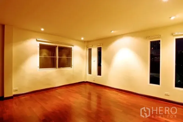 บ้าน ให้เช่าในWatthana, Bangkok - ห้องมุมสว่าง พื้นไม้ หน้าต่างหลายบานและไฟดาวน์ไลท์