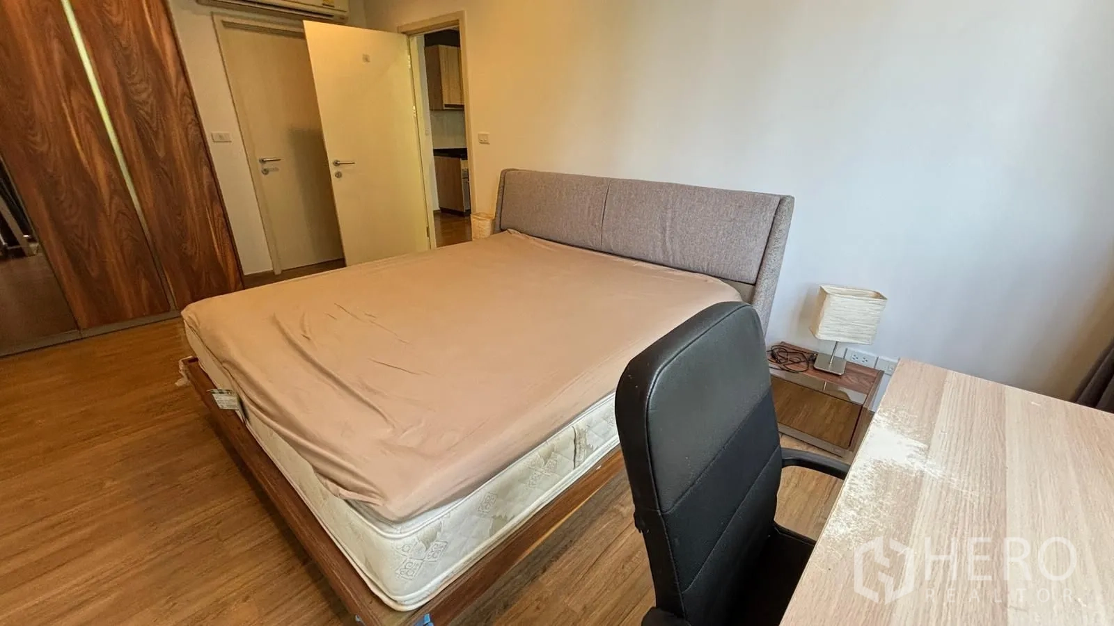 公寓 for rent or sale in Watthana, Bangkok - 第二卧室配床、书桌、衣柜与床头柜。