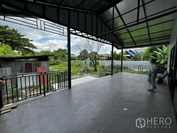货栈 出租在Suan Luang, Bangkok - 带顶露台/装卸区，临绿色庭院并配金属栏杆。
