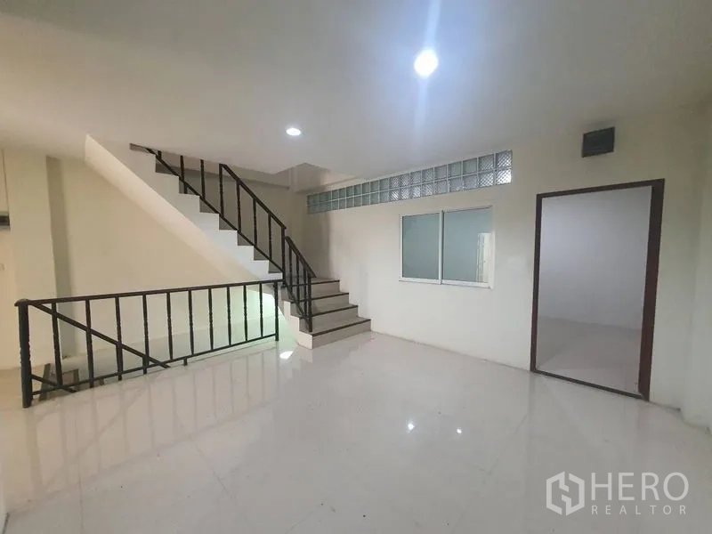 带办公室的家 出租或出售在Yan Nawa, Bangkok - 楼梯平台，带玻璃砖窗与通往办公室的门
