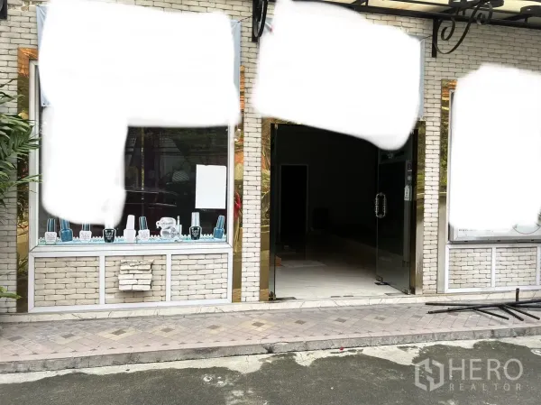 零售空间 出租在Khlong Toei, Bangkok - 商铺入口特写，双开玻璃门与展示橱窗，门前铺装人行道。
