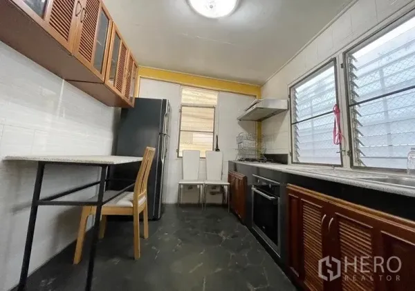 บ้าน ให้เช่าในKhlong Toei, Bangkok - ครัวไทยแยกต่างหาก เตา เครื่องดูดควัน เคาน์เตอร์สีเข้ม และตู้ไม้บานเกล็ด