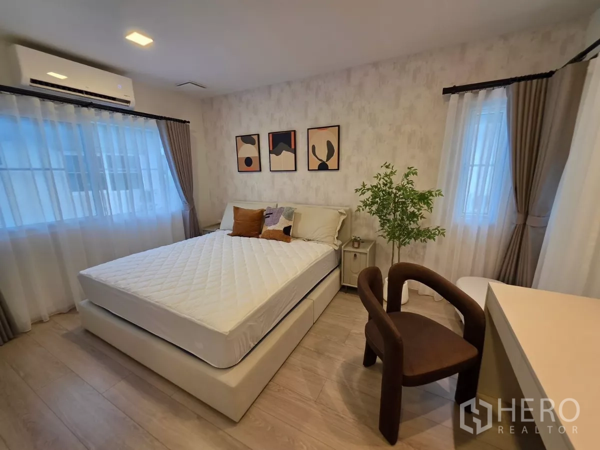 Detached House for rent in Bang Phli, Samut Prakan - Second angle of the bedroom showing bed, wardrobe and seating.