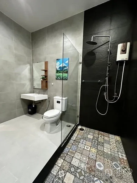 บ้าน ให้เช่าในPrawet, Bangkok - ห้องน้ำสมัยใหม่ ฝักบัวเรนชาวเวอร์ ผนังดำ และพื้นลายโมเสก