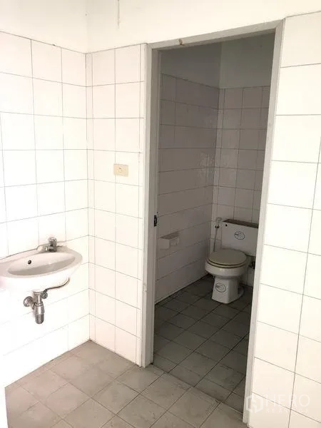 工厂 出租在Pathum Thani - 工厂内简单的瓷砖卫生间，配有洗手盆和坐便器。