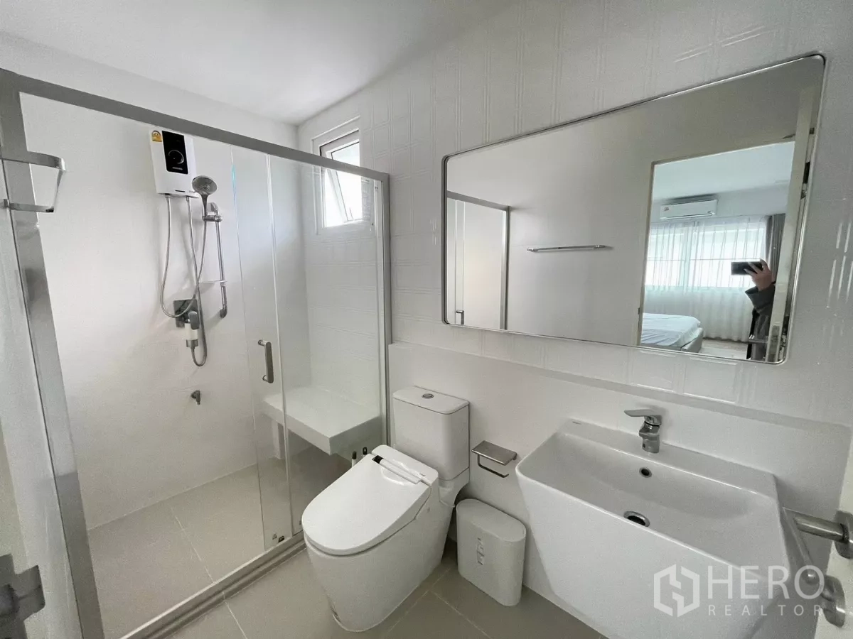 บ้าน ให้เช่าหรือขายในBang Phli, Samut Prakan - ห้องน้ำสไตล์โมเดิร์นพร้อมตู้กระจกอาบน้ำ อ่างล้างหน้า และโถสุขภัณฑ์