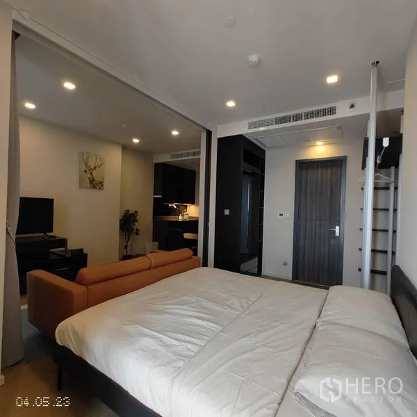 คอนโด ให้เช่าในWatthana, Bangkok - ห้องนอนสว่าง เตียงคิง พร้อมผนังกั้นเลื่อนเชื่อมห้องนั่งเล่น