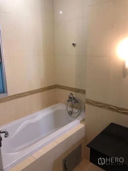 公寓 出租在Ratchathewi, Bangkok - 浴室配内嵌浴缸与浅色瓷砖墙