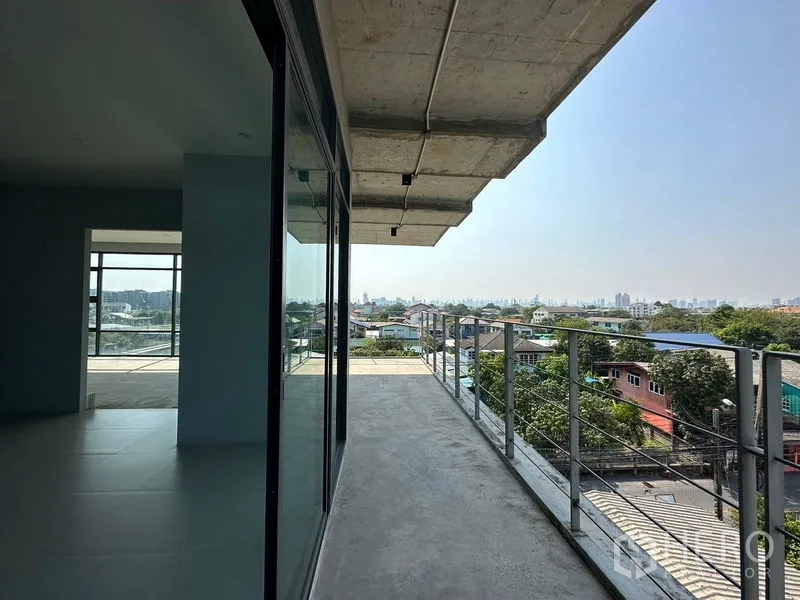 带办公室的家 出租或出售在Prawet, Bangkok - 阳台露台金属栏杆，推拉玻璃门旁的天际线景观。