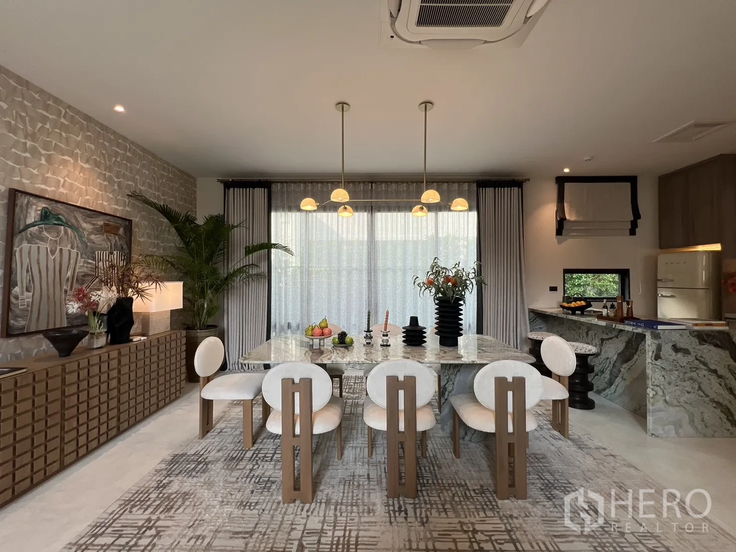 Detached House for rent in Bang Phli, Samut Prakan - Elegant dining room featuring a marble table, feature wall, and stone breakfast bar.