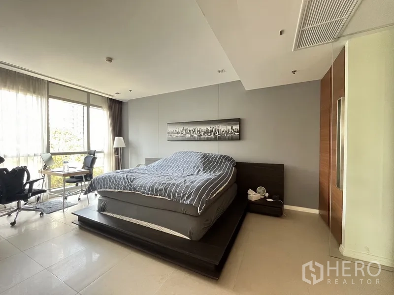 公寓 出售在Khlong San, Bangkok - 宽敞主卧，平台床与窗边书桌