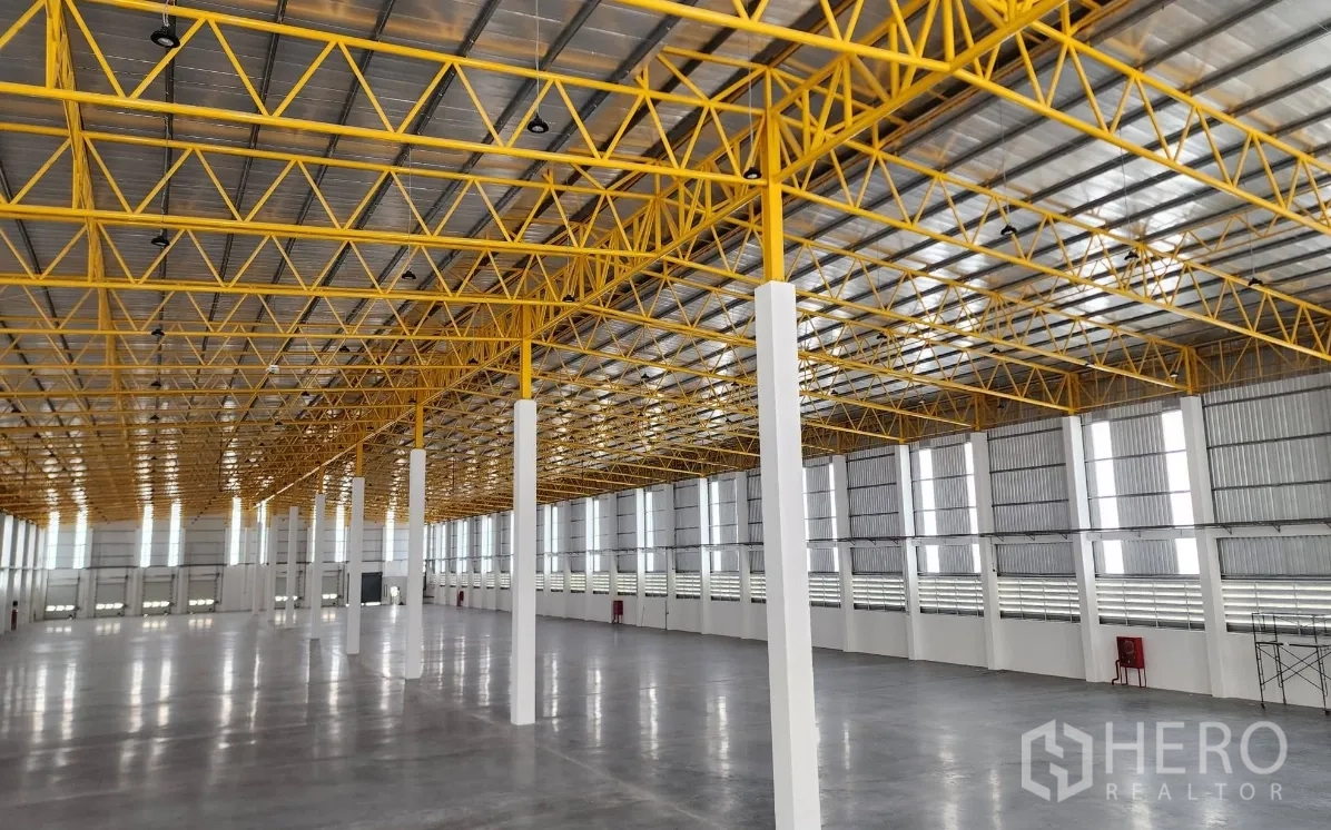โกดัง for rent in Lat Krabang, Bangkok - รายละเอียดโครงหลังคาเหล็ก แผ่นหลังคาโปร่งแสง และระยะเสาภายในโกดัง