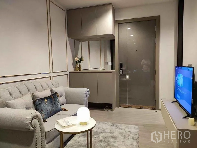 คอนโด ให้เช่าในRatchathewi, Bangkok - ห้องนั่งเล่นร่วมสมัย โซฟาผ้าสีเทา ตู้บิลท์อิน และทีวี