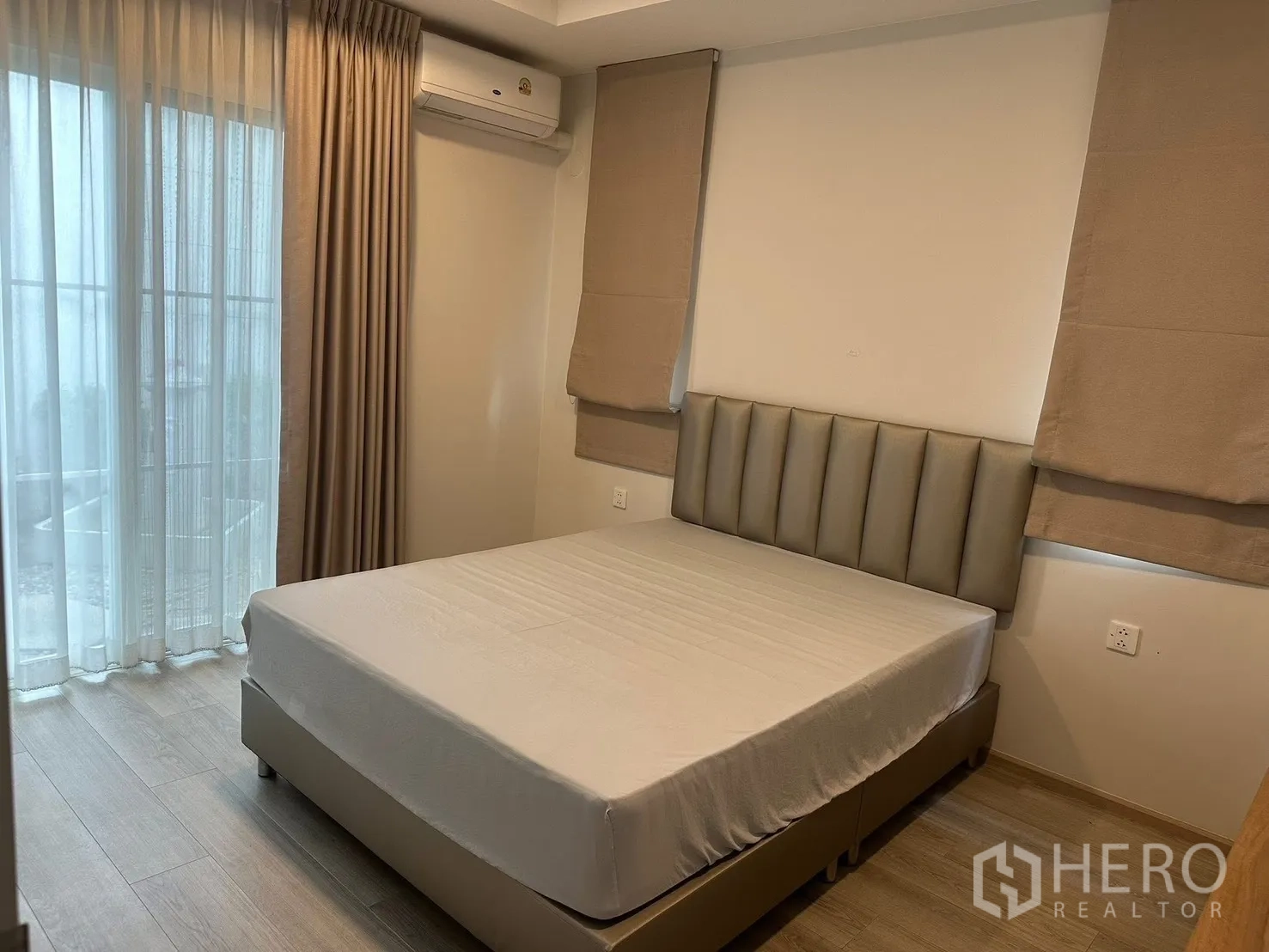 独栋房屋 for rent in Bang Phli, Samut Prakan - 卧室配床、窗帘、空调与落地玻璃门。