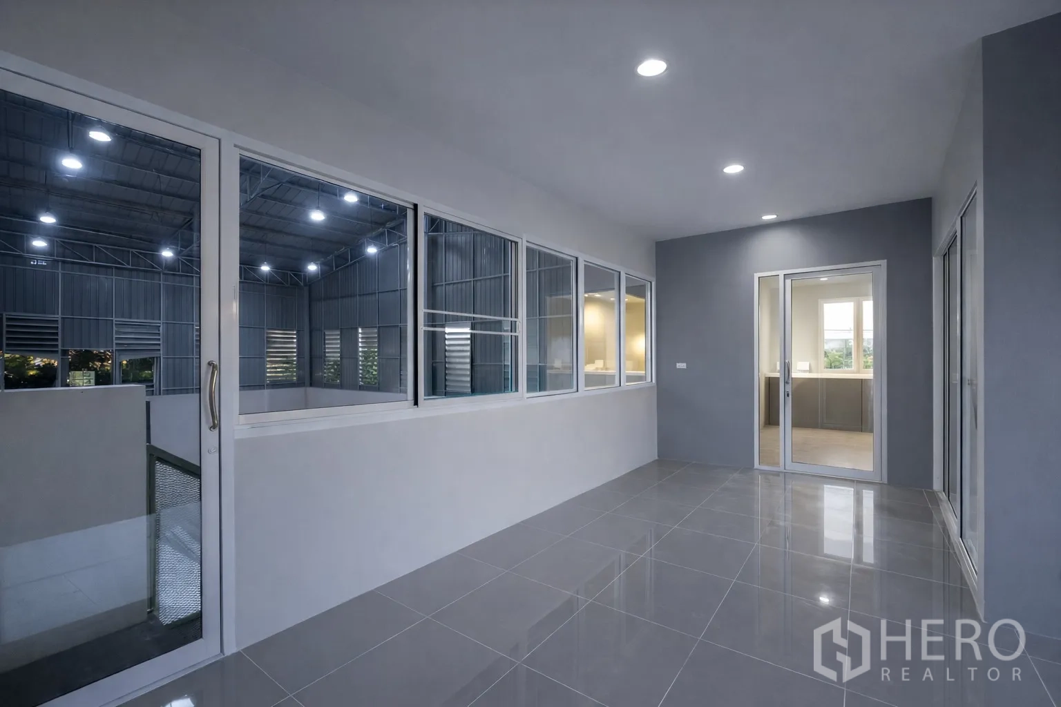 โกดัง for rent in Bang Kapi, Bangkok - โถงทางเดินกระจกชั้นลอยมองเห็นพื้นที่คลัง พร้อมพื้นกระเบื้องและไฟดาวน์ไลท์