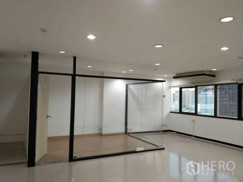 สำนักงาน ให้เช่าในWatthana, Bangkok - กล่องห้องประชุมกระจกข้างหน้าต่าง ในสำนักงานแบบเปิดโทนขาวพร้อมเครื่องปรับอากาศ