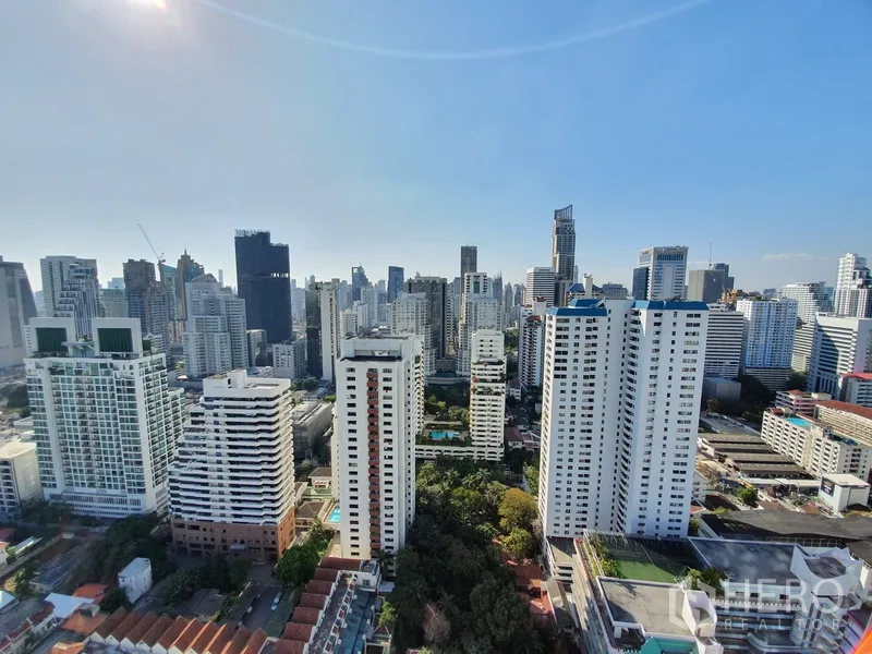 公寓 出租在Watthana, Bangkok - 高楼层阳台眺望曼谷天际线，高层住宅与写字楼尽收眼底。