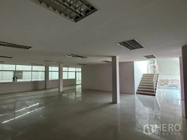 Warehouse for rent in Mueang Samut Prakan, Samut Prakan - Office level with stair access, ample windows and polished tile floors for workstations.