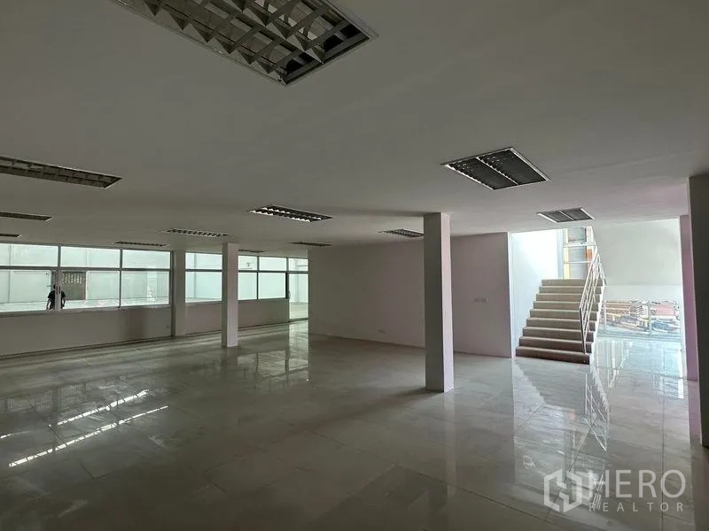 Warehouse for rent in Mueang Samut Prakan, Samut Prakan - Office level with stair access, ample windows and polished tile floors for workstations.