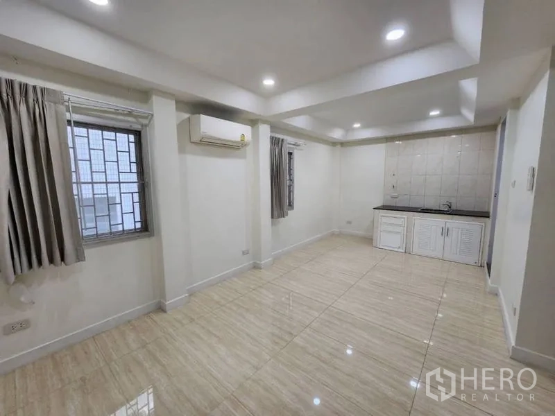 带办公室的家 出租在Khlong Toei, Bangkok - 多功能房，带小型备餐台，地砖、空调与带护栏的窗户。