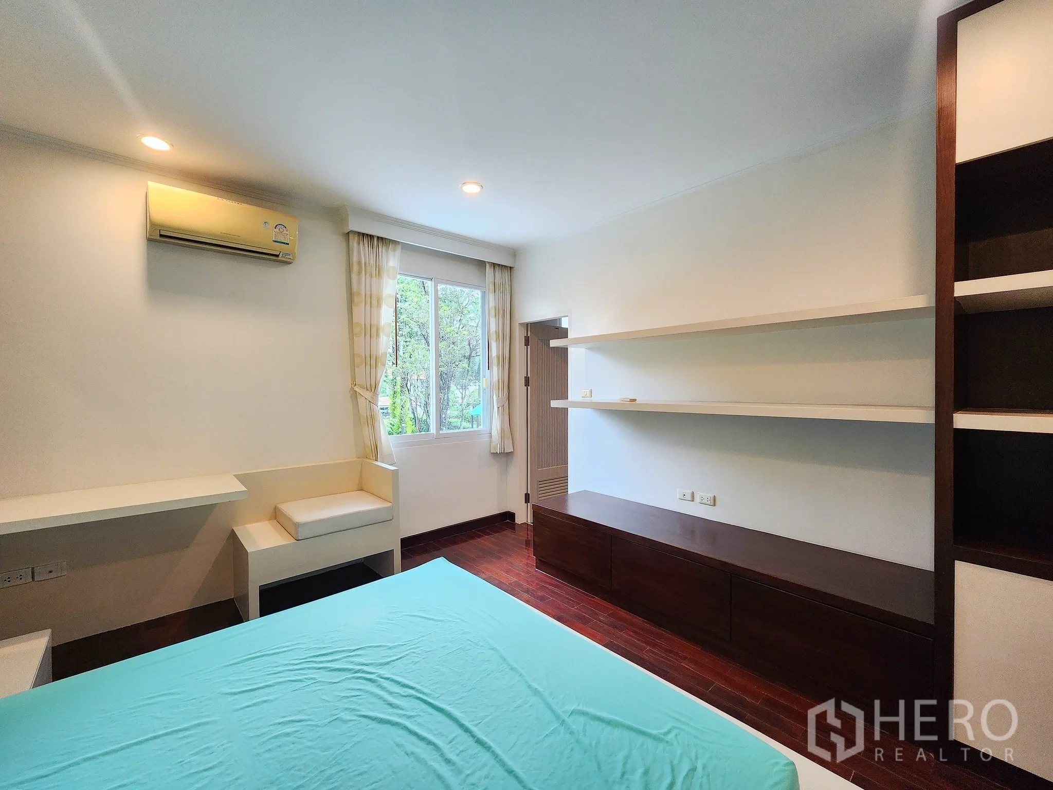 Detached House for rent in Bang Kapi, Bangkok - Bright secondary bedroom with window seat and view of greenery.