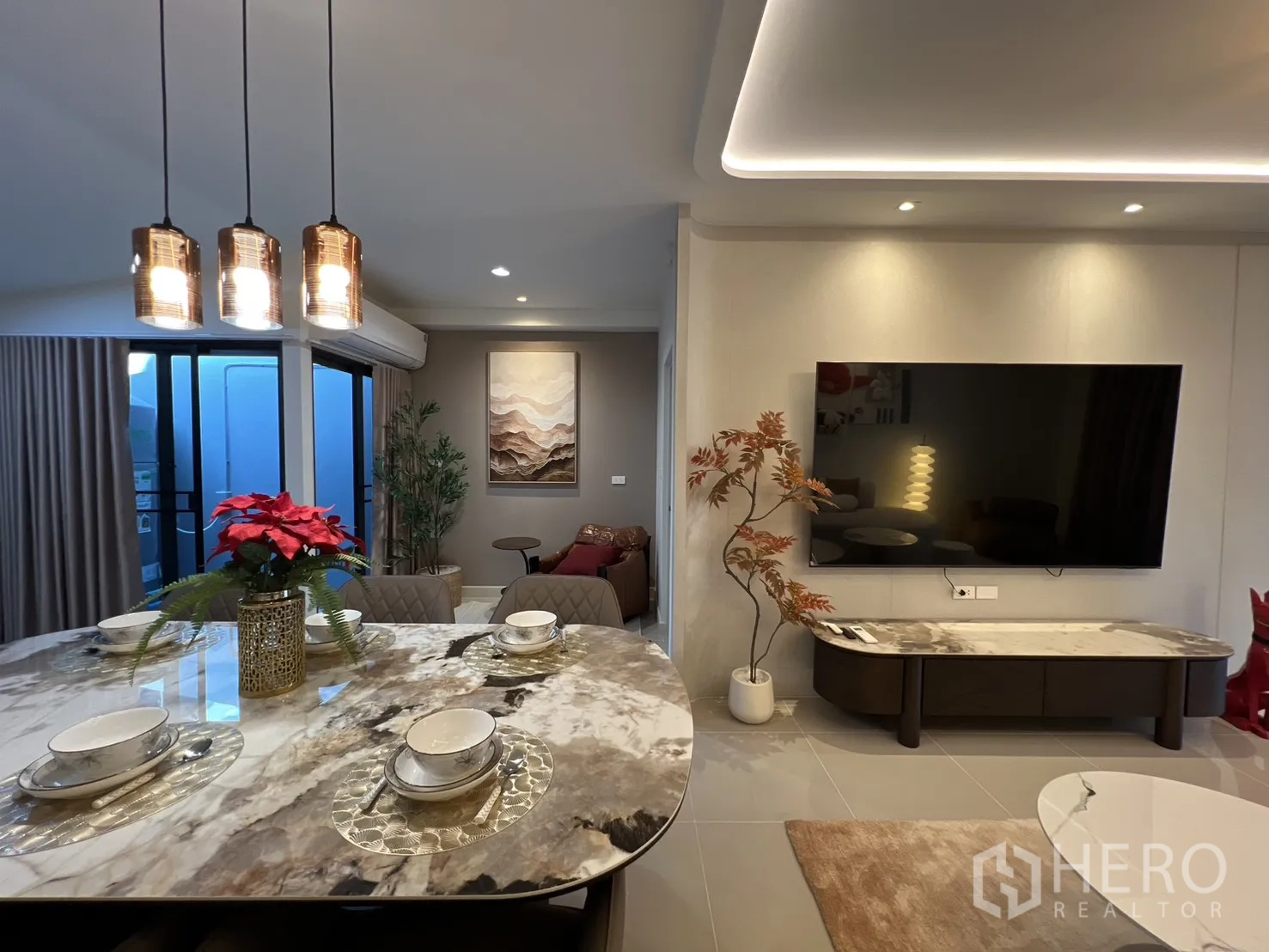 ทาวน์เฮาส์ for rent in Bang Phli, Samut Prakan - มุมทานอาหารแขวนโคมไฟเพดาน มองเห็นผนังทีวีและประตูกระจกบานเลื่อน