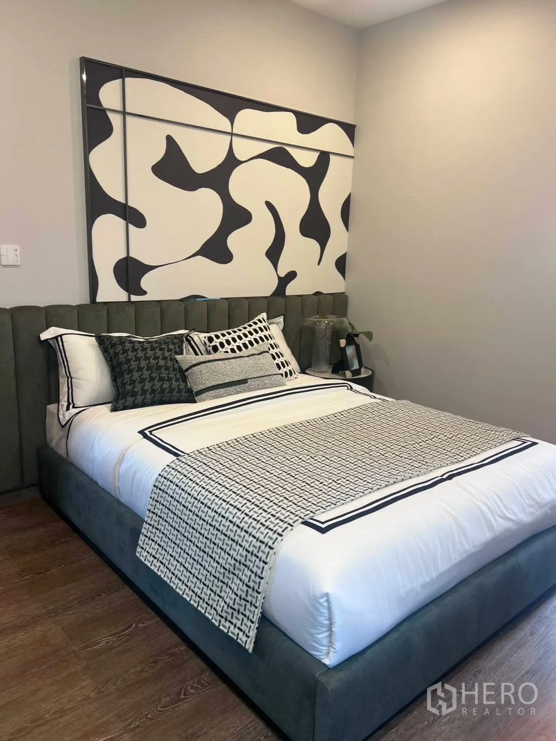 Detached House for rent or sale in Bang Phli, Samut Prakan - Guest bedroom featuring bold wall art above a neatly made double bed.