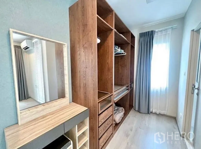独立式住宅 出租 - 步入式衣帽间，开放式木质衣柜与梳妆台。