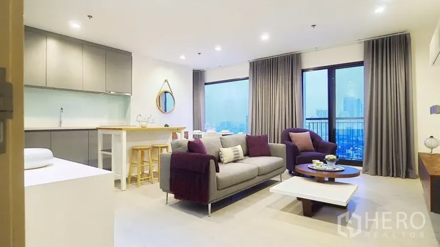 公寓 出租或出售在Khlong Toei, Bangkok - 开放式客厅，灰色沙发与扶手椅，阳台城市景观，带岛台的厨房