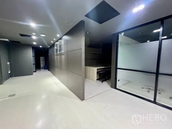 办公空间 出租在Watthana, Bangkok - 走廊设时尚隔板，玻璃会议室与内置工作角。