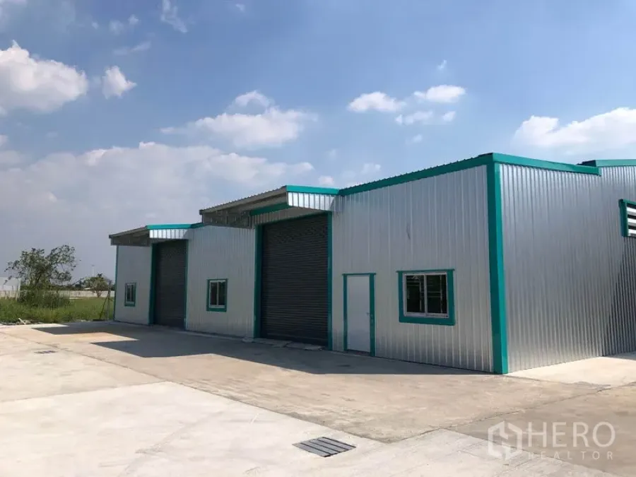 คลังสินค้า ให้เช่าในPak Kret, Nonthaburi - โกดังเมทัลชีทสมัยใหม่ ประตูม้วน 3 จุด พร้อมลานคอนกรีตกว้างในปากเกร็ด