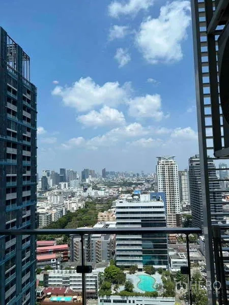 公寓 出租在Ratchathewi, Bangkok - 高楼层阳台远眺曼谷高楼与蓝天景致。