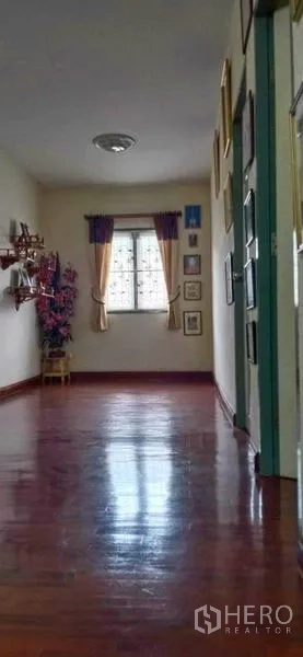 独立式住宅 出售在Prawet, Bangkok - 二楼走廊，抛光木地板与采光窗