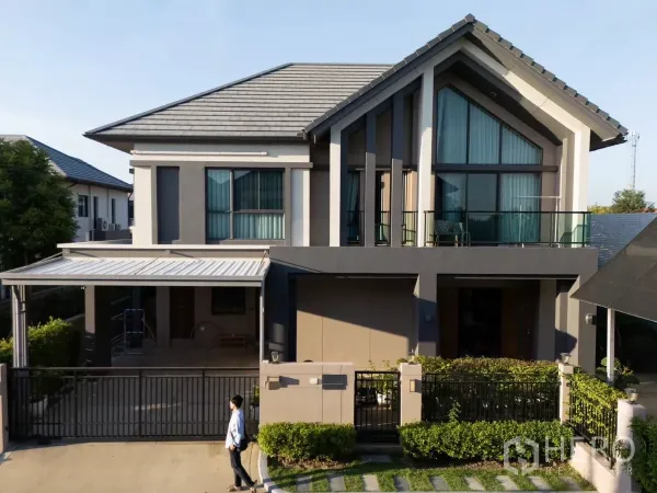บ้าน ให้เช่าหรือขายในSaphan Sung, Bangkok - บ้านเดี่ยวสองชั้นสไตล์โมเดิร์น หน้าบ้านมีรั้วและโรงจอดรถพร้อมสวนแนว