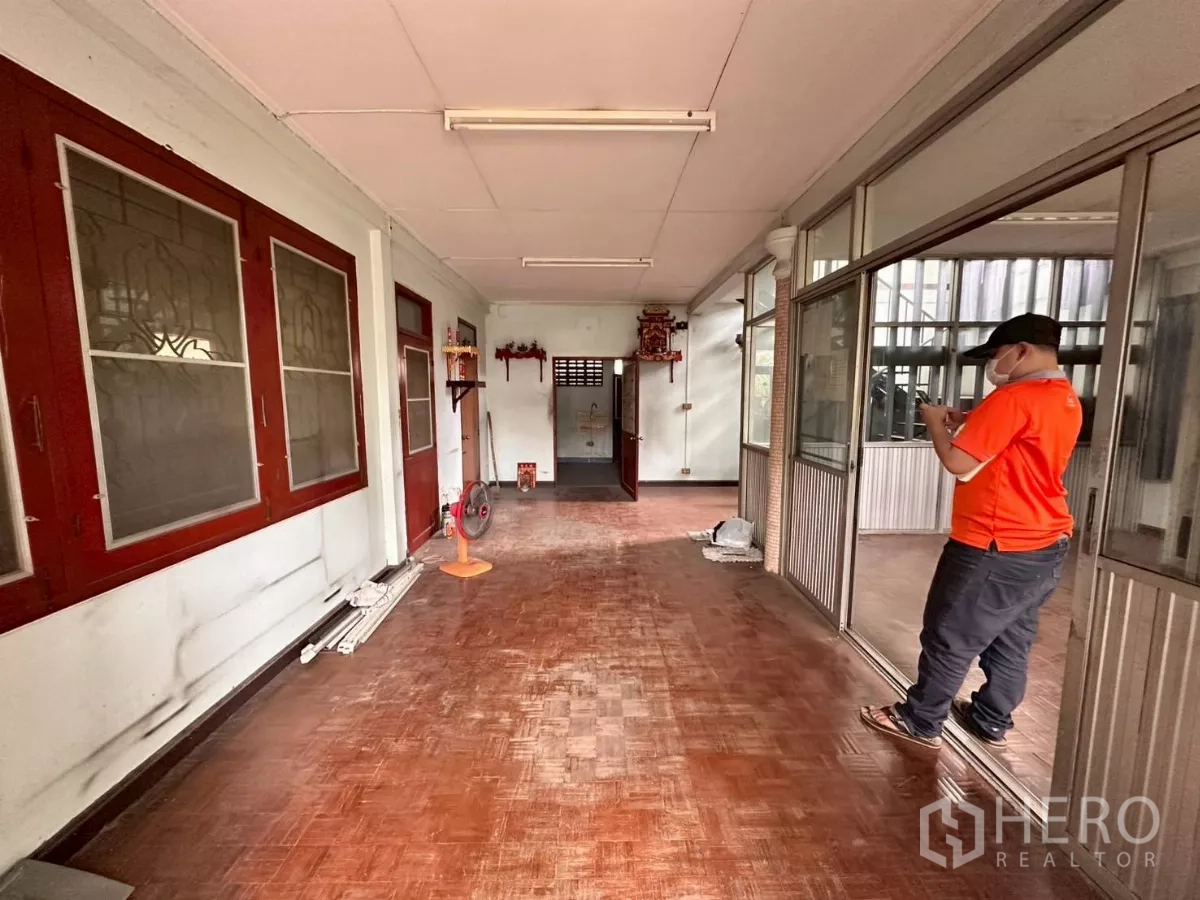 零售空间 出租在Khlong Toei, Bangkok - 一层长形走廊，窗户与推拉玻璃间