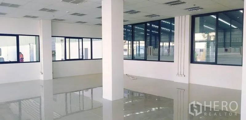 โรงงาน ให้เช่าในMueang Rayong, Rayong - พื้นที่สำนักงานสว่าง พื้นกระเบื้อง ฝ้าทีบาร์ และกระจกบานใหญ่มองเห็นฮอลล์ผลิต
