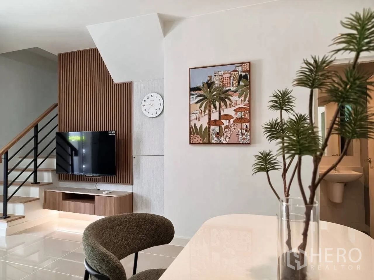 ทาวน์เฮาส์ for rent in Bang Phli, Samut Prakan - มุมมองจากโต๊ะอาหารไปยังผนังทีวี บันได และภาพแขวนตกแต่ง