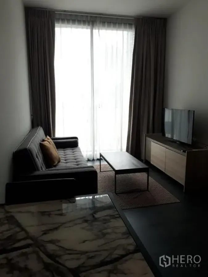 公寓 出租或出售在Watthana, Bangkok - 曼谷公寓客厅，落地窗配窗帘，沙发、茶几与电视柜，采光明亮，靠近Asok。
