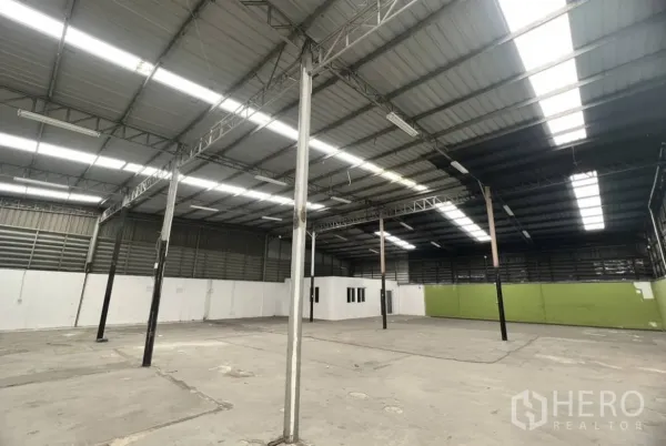 货栈 出租在Suan Luang, Bangkok - 仓库内部空间开阔，钢结构高屋顶、采光带天窗以及内置办公室。