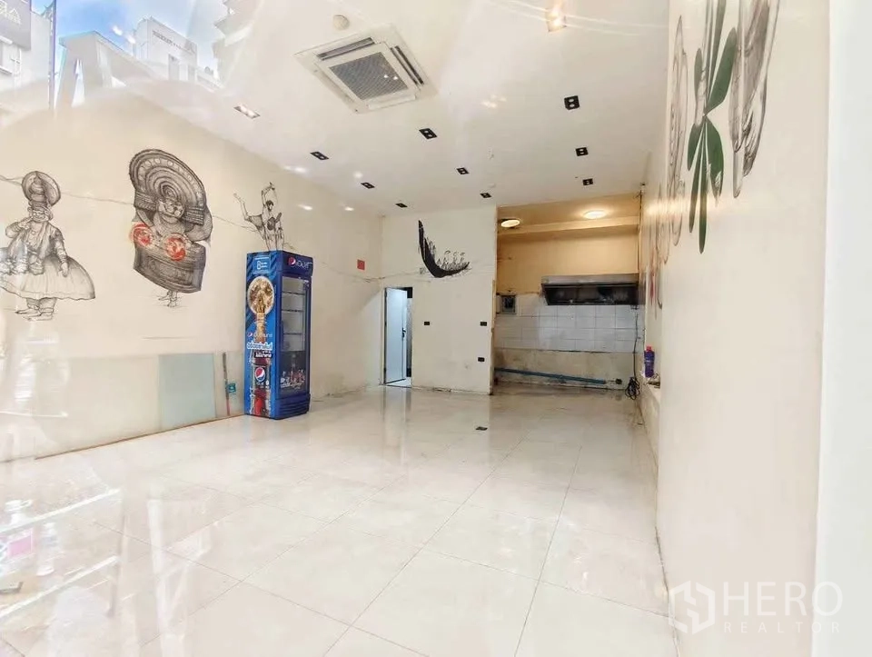 零售空间 for rent in Khlong Toei, Bangkok - 室内开放式空间，白色瓷砖地面、嵌入式照明与天花卡式空调。