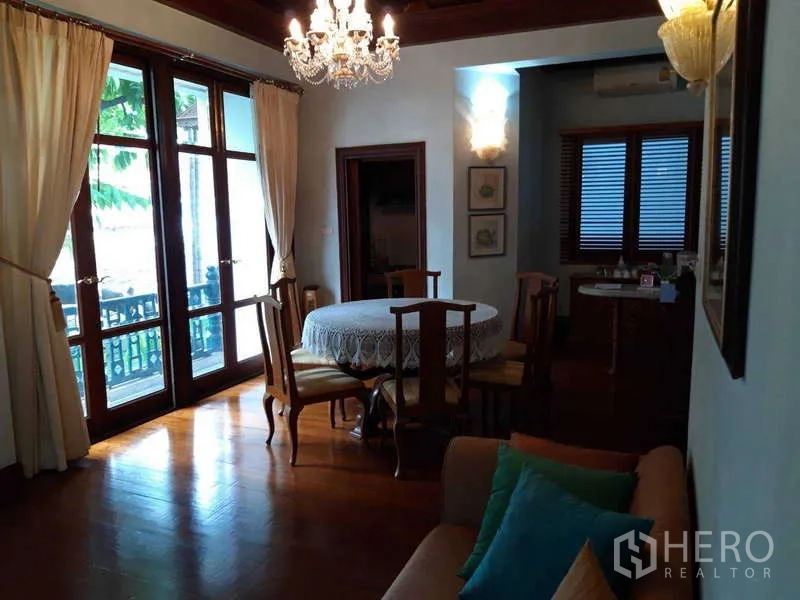 联排别墅 出租在Khlong Toei, Bangkok - 餐厅配吊灯，法式落地门通阳台，木地板