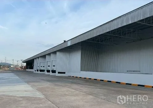 โรงงาน for rent in Si Racha, Chon Buri - ประตูช่องโหลดเรียงต่อเนื่องพร้อมกันสาดและพื้นที่เข้าจอดรถบรรทุก.