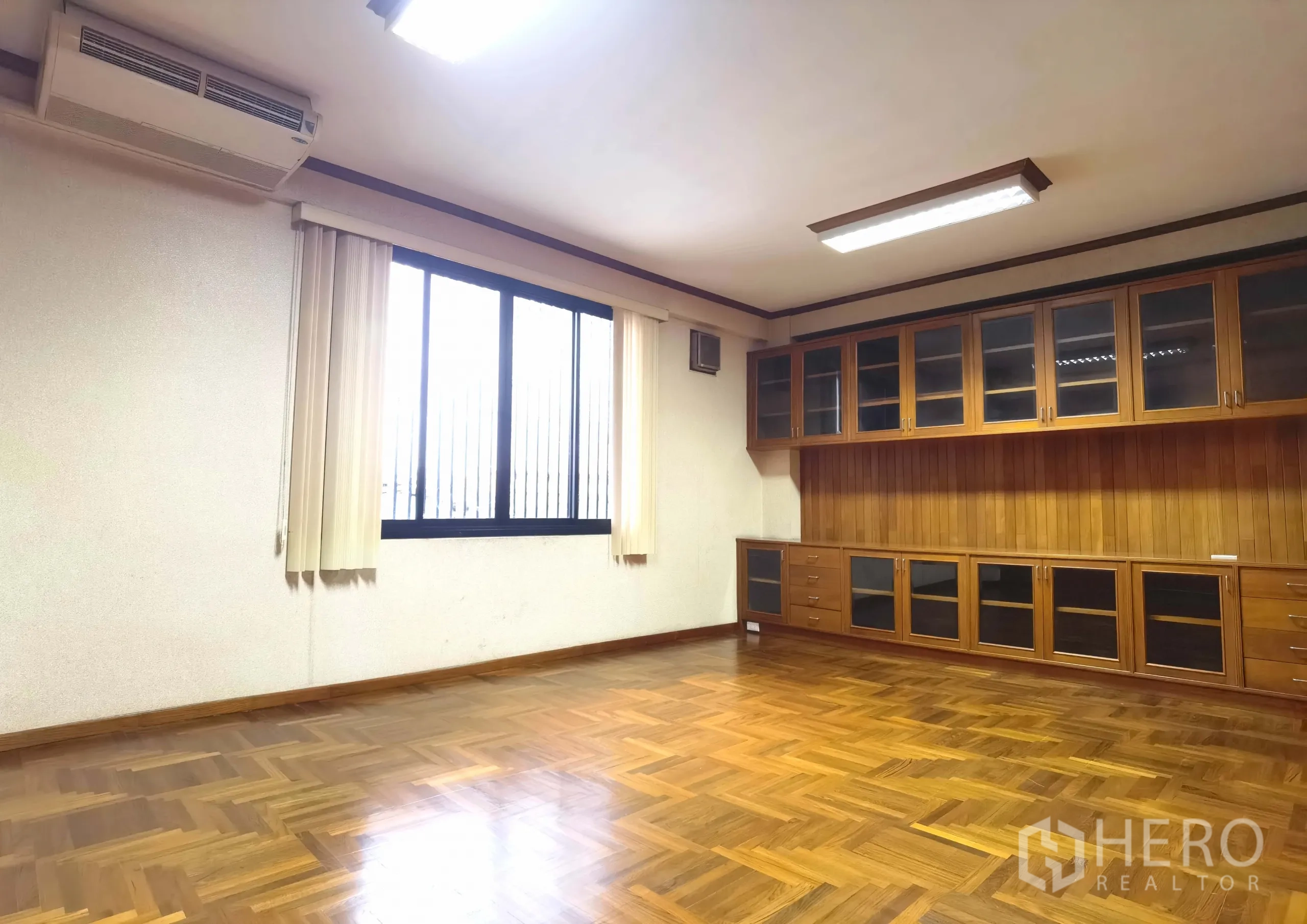Warehouse for rent in Samut Prakan - Private office with built‑in wooden cabinets, window blinds and air conditioning.
