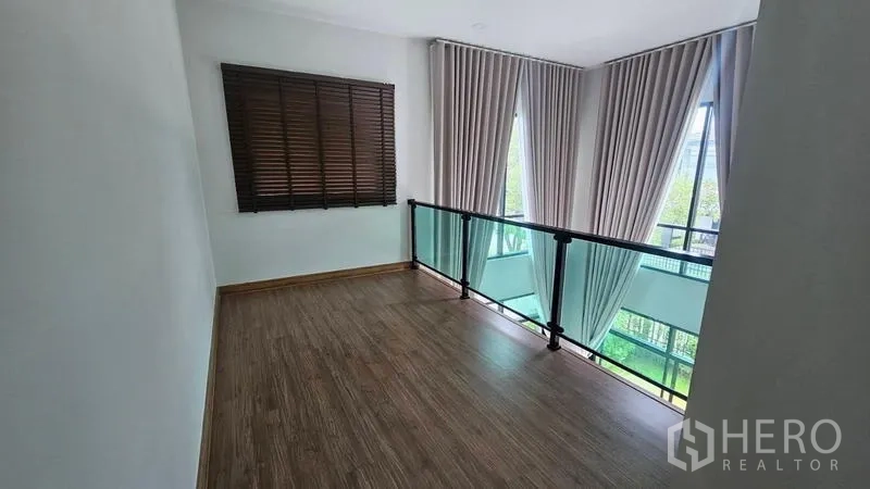 Detached House for rent in Bang Bo, Samut Prakan - Upstairs landing with glass balustrade overlooking the garden.